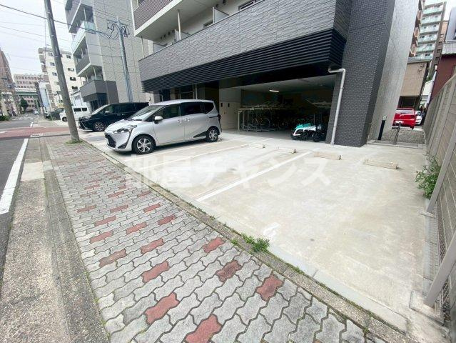 エスリード金山リュクスの駐車場
