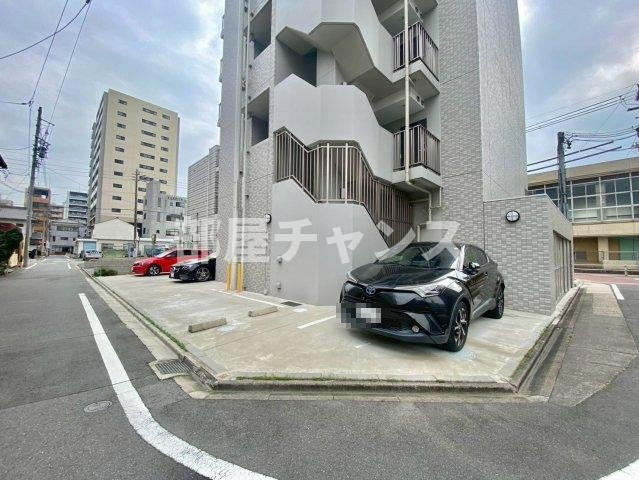 エスリード金山リュクスの駐車場