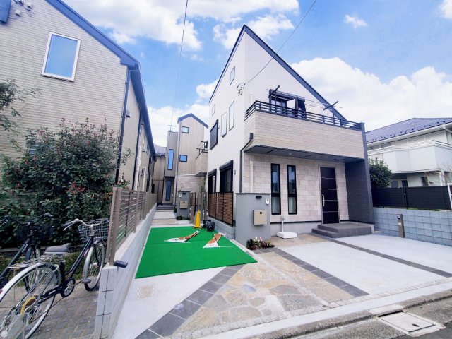 【前面道路含む現地写真】 | 久我山5丁目　新築戸建　B号棟 | 弊社は仲介手数料無料でご紹介中！急行停車駅から徒歩５分、屋上付きの制震ダンパー搭載３LDK＋P♪♪水廻り設備がLDKフロアに集約され、導線の良い間取りも魅力的です！！ＬＤＫは17.5帖と広々！