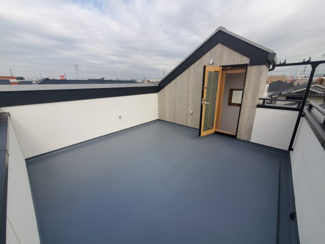 【バルコニー】 | 久我山5丁目　新築戸建　B号棟 | 弊社は仲介手数料無料でご紹介中！急行停車駅から徒歩５分、屋上付きの制震ダンパー搭載３LDK＋P♪♪水廻り設備がLDKフロアに集約され、導線の良い間取りも魅力的です！！ＬＤＫは17.5帖と広々！