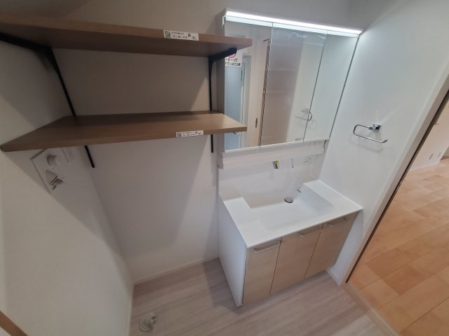 【独立洗面台】 | 久我山5丁目　新築戸建　B号棟 | 弊社は仲介手数料無料でご紹介中！急行停車駅から徒歩５分、屋上付きの制震ダンパー搭載３LDK＋P♪♪水廻り設備がLDKフロアに集約され、導線の良い間取りも魅力的です！！ＬＤＫは17.5帖と広々！