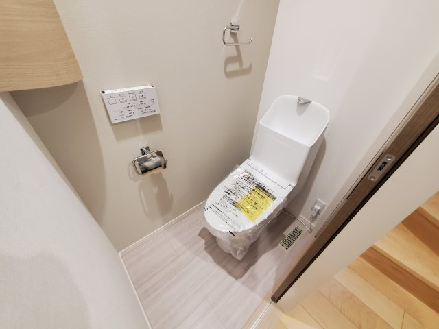 【トイレ】 | 久我山5丁目　新築戸建　B号棟 | 弊社は仲介手数料無料でご紹介中！急行停車駅から徒歩５分、屋上付きの制震ダンパー搭載３LDK＋P♪♪水廻り設備がLDKフロアに集約され、導線の良い間取りも魅力的です！！ＬＤＫは17.5帖と広々！