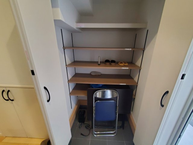 【収納】 | 久我山5丁目　新築戸建　B号棟 | 弊社は仲介手数料無料でご紹介中！急行停車駅から徒歩５分、屋上付きの制震ダンパー搭載３LDK＋P♪♪水廻り設備がLDKフロアに集約され、導線の良い間取りも魅力的です！！ＬＤＫは17.5帖と広々！