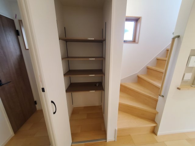 【収納】 | 久我山5丁目　新築戸建　B号棟 | 弊社は仲介手数料無料でご紹介中！急行停車駅から徒歩５分、屋上付きの制震ダンパー搭載３LDK＋P♪♪水廻り設備がLDKフロアに集約され、導線の良い間取りも魅力的です！！ＬＤＫは17.5帖と広々！