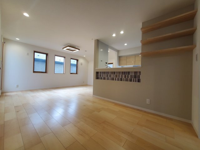 【居間・リビング】 | 久我山5丁目　新築戸建　B号棟 | 弊社は仲介手数料無料でご紹介中！急行停車駅から徒歩５分、屋上付きの制震ダンパー搭載３LDK＋P♪♪水廻り設備がLDKフロアに集約され、導線の良い間取りも魅力的です！！ＬＤＫは17.5帖と広々！