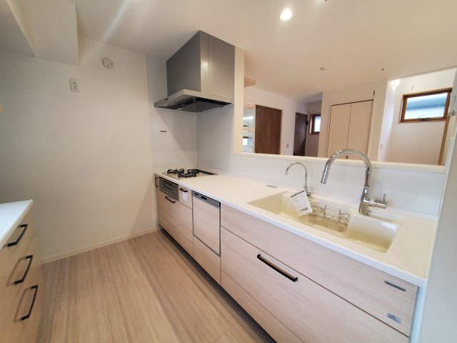 【キッチン】 | 久我山5丁目　新築戸建　B号棟 | 弊社は仲介手数料無料でご紹介中！急行停車駅から徒歩５分、屋上付きの制震ダンパー搭載３LDK＋P♪♪水廻り設備がLDKフロアに集約され、導線の良い間取りも魅力的です！！ＬＤＫは17.5帖と広々！