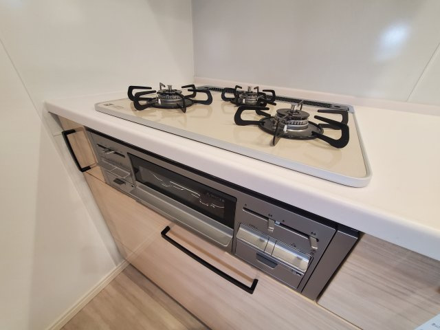 【キッチン】 | 久我山5丁目　新築戸建　B号棟 | 弊社は仲介手数料無料でご紹介中！急行停車駅から徒歩５分、屋上付きの制震ダンパー搭載３LDK＋P♪♪水廻り設備がLDKフロアに集約され、導線の良い間取りも魅力的です！！ＬＤＫは17.5帖と広々！