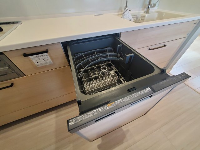 【キッチン】 | 久我山5丁目　新築戸建　B号棟 | 弊社は仲介手数料無料でご紹介中！急行停車駅から徒歩５分、屋上付きの制震ダンパー搭載３LDK＋P♪♪水廻り設備がLDKフロアに集約され、導線の良い間取りも魅力的です！！ＬＤＫは17.5帖と広々！