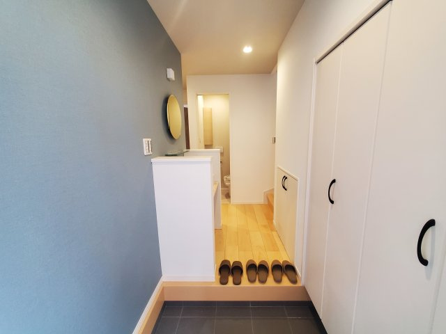 【玄関】 | 久我山5丁目　新築戸建　B号棟 | 弊社は仲介手数料無料でご紹介中！急行停車駅から徒歩５分、屋上付きの制震ダンパー搭載３LDK＋P♪♪水廻り設備がLDKフロアに集約され、導線の良い間取りも魅力的です！！ＬＤＫは17.5帖と広々！