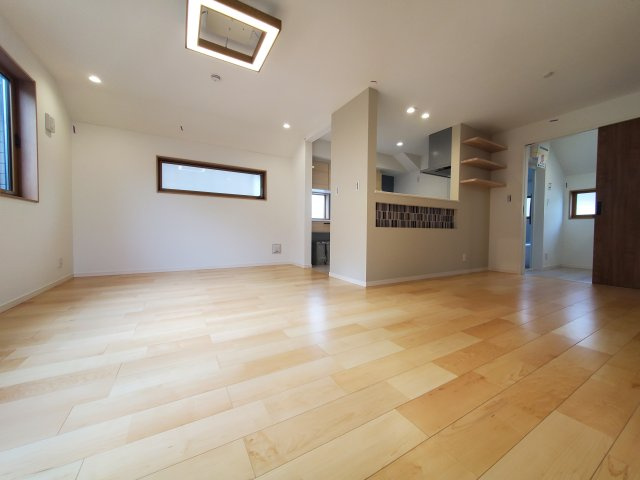 【居間・リビング】 | 久我山5丁目　新築戸建　B号棟 | 弊社は仲介手数料無料でご紹介中！急行停車駅から徒歩５分、屋上付きの制震ダンパー搭載３LDK＋P♪♪水廻り設備がLDKフロアに集約され、導線の良い間取りも魅力的です！！ＬＤＫは17.5帖と広々！