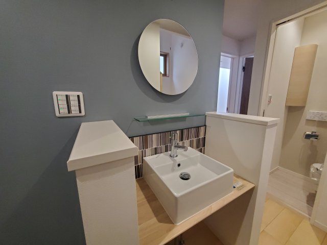 【独立洗面台】 | 久我山5丁目　新築戸建　B号棟 | 弊社は仲介手数料無料でご紹介中！急行停車駅から徒歩５分、屋上付きの制震ダンパー搭載３LDK＋P♪♪水廻り設備がLDKフロアに集約され、導線の良い間取りも魅力的です！！ＬＤＫは17.5帖と広々！