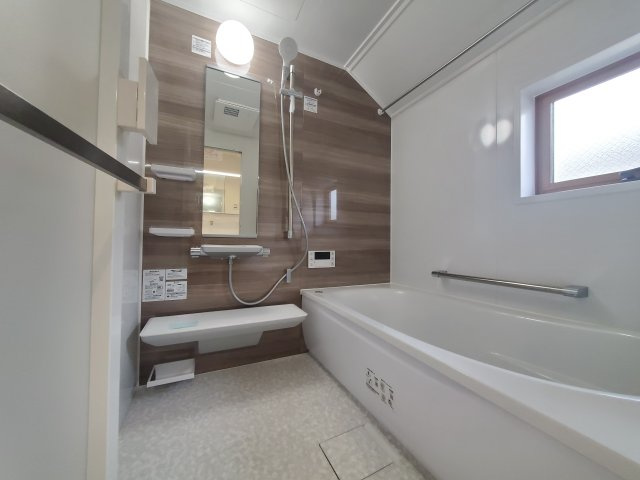 【浴室】 | 久我山5丁目　新築戸建　B号棟 | 弊社は仲介手数料無料でご紹介中！急行停車駅から徒歩５分、屋上付きの制震ダンパー搭載３LDK＋P♪♪水廻り設備がLDKフロアに集約され、導線の良い間取りも魅力的です！！ＬＤＫは17.5帖と広々！