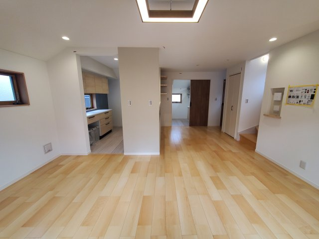 【居間・リビング】 | 久我山5丁目　新築戸建　B号棟 | 弊社は仲介手数料無料でご紹介中！急行停車駅から徒歩５分、屋上付きの制震ダンパー搭載３LDK＋P♪♪水廻り設備がLDKフロアに集約され、導線の良い間取りも魅力的です！！ＬＤＫは17.5帖と広々！