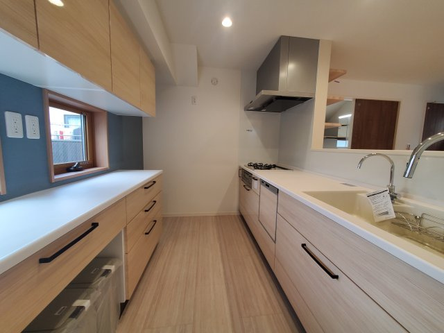 【キッチン】 | 久我山5丁目　新築戸建　B号棟 | 弊社は仲介手数料無料でご紹介中！急行停車駅から徒歩５分、屋上付きの制震ダンパー搭載３LDK＋P♪♪水廻り設備がLDKフロアに集約され、導線の良い間取りも魅力的です！！ＬＤＫは17.5帖と広々！