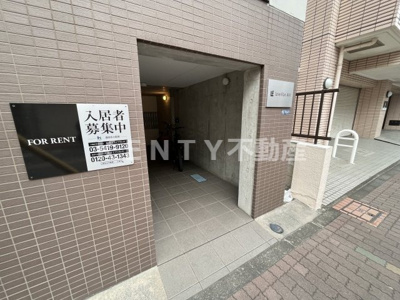 【エントランス】 | Ｌｉｖｅ　Ｆｌａｔ蓮沼 | 落ち着いたエントランスです