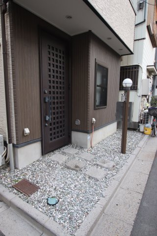 東日暮里１丁目貸家のエントランス