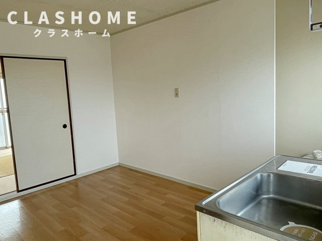 レスト北新川　Ｂ棟の居間・リビング|同物件の別部屋になります。