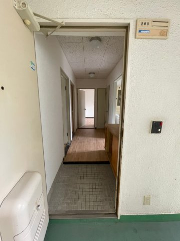 小林マンションの玄関