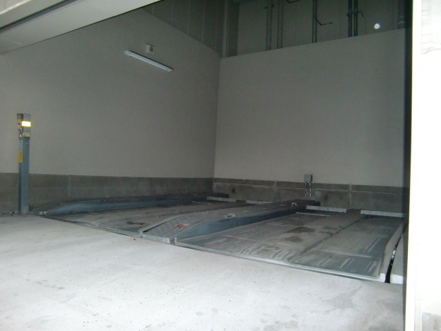 サンコーセレブコートの駐車場