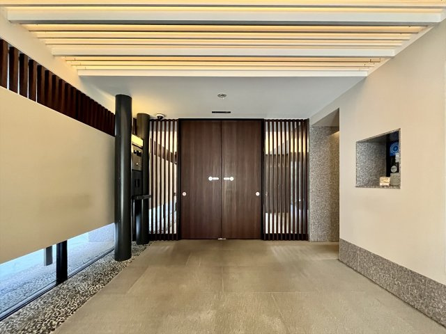 イニシア文京根津のエントランス