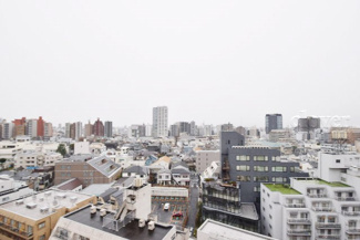 【展望】 | 眼前に広がる空の雄大さと、このお部屋の自慢の一つである「眺望」をご覧ください。毎日、この景色を独り占めできる新生活に夢が広がります。～即日のご見学可能～　お問合せはお気軽にどうぞ。