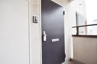 【その他共用部分】 | 皆様をお迎えする、お部屋の玄関ドア。開けやすさや開放角度、ドアノブの操作しやすさや鍵の形状などを、現地で一度ご確認ください。～即日のご見学可能～　お問合せはお気軽にどうぞ。