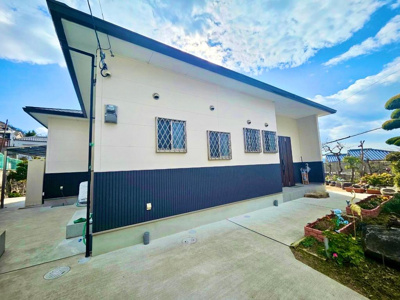 【外観】 | 東大阪市上六万寺町中古戸建 |  土地面積163坪！広々とした和風庭園のある平屋建て住宅です。お車は最大４台駐車可能。建物南側にはウッドデッキもあり、お天気の良い日は心地のいいひとときを過ごすことができそうです。