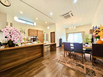 【居間・リビング】 | 東大阪市上六万寺町中古戸建 | 広々約23帖のリビングです。