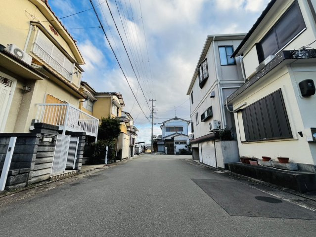 羽束師鴨川町　建築条件付土地の周辺|前面道路６ｍ＆間口５．５ｍのスッキリしたお土地！
車のすれ違いなども楽々に出来る広さです♪