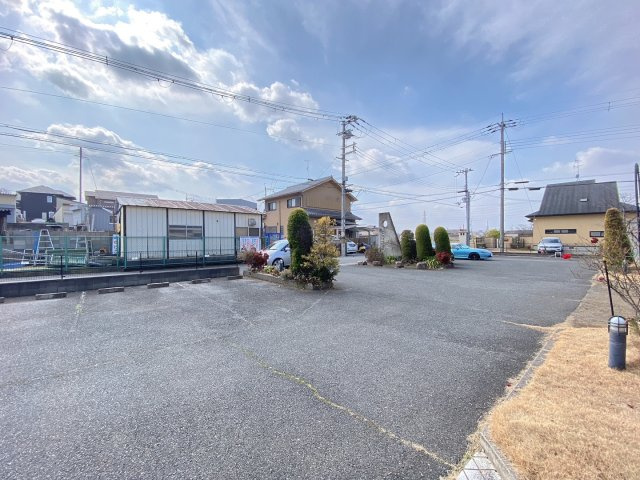 アルティスタの駐車場