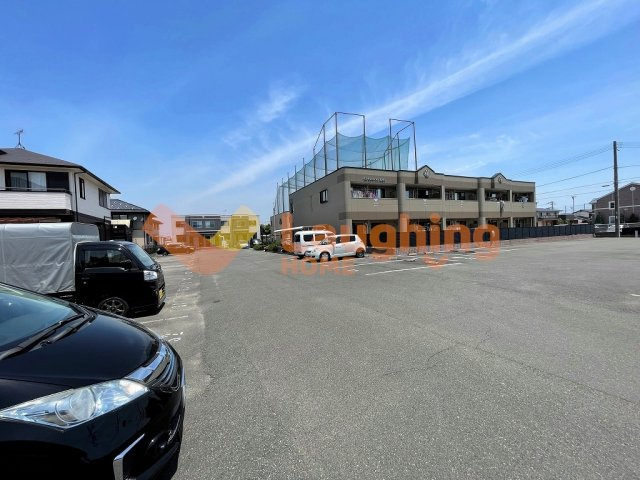 サンフィット北野Ⅰの駐車場|車をお持ちの方に嬉しい駐車場付きの物件です