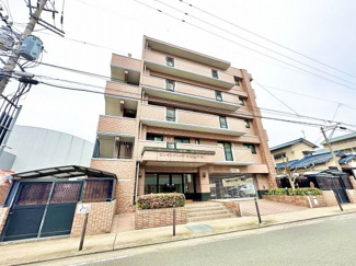 【外観】 | JRと西鉄の2沿線で各方面への移動が便利になります♪ 敷地内駐車場に空きがあるので、車をお持ちの方でも安心ですね