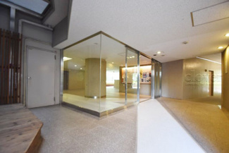 【エントランス】 | マンションの正面エントランス。出入りする人間を癒してくれるマンション入り口であり、その建物の「顔」でもあります。～即日のご見学可能～　お問合せはお気軽にどうぞ。