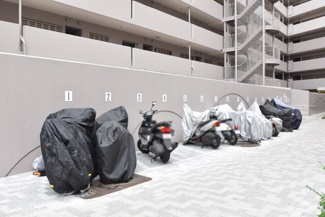 【駐車場】 | バイク置き場。空き区画の有無や駐輪料金、サイズおよび排気量規定などについては、改めてお問い合わせください。～即日のご見学可能～　お問合せはお気軽にどうぞ。