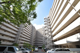【外観】 | 青空によく映える建物です。手入れの行き届いた外壁やマンション正面エントランスなど、綺麗な姿をぜひ一度、現地にてご覧ください。～即日のご見学可能～　お問合せはお気軽にどうぞ。