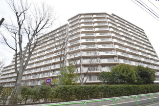 【外観】 | 青空によく映える建物です。手入れの行き届いた外壁やマンション正面エントランスなど、綺麗な姿をぜひ一度、現地にてご覧ください。～即日のご見学可能～　お問合せはお気軽にどうぞ。