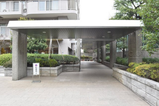 【エントランス】 | エントランスに掲げられた、マンション名を示す館銘板。さほど激しく主張はしませんが、しっかりと掲示されています。～即日のご見学可能～　お問合せはお気軽にどうぞ。