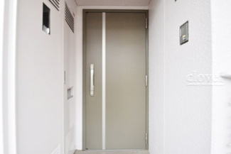 【その他共用部分】 | ダブルロック式の玄関ドアが皆様をお出迎え。お部屋のセキュリティの観点からも、うれしい設備ですね。玄関の色もシックで良い感じです。～即日のご見学可能～　お問合せはお気軽にどうぞ。