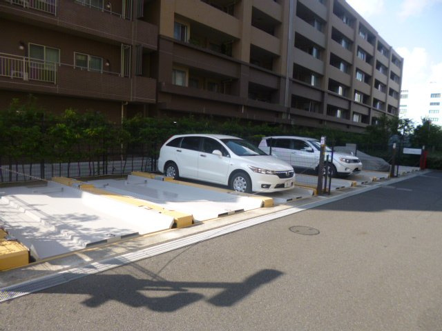 クレストフォルム東京アヴァンセの駐車場