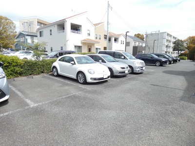 ★敷地内駐車場★（空き状況・使用料等詳細はご確認下さい）
