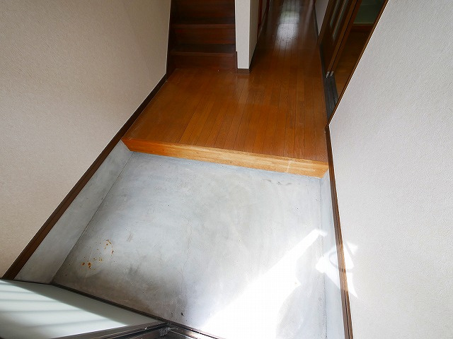 山岡貸家の玄関