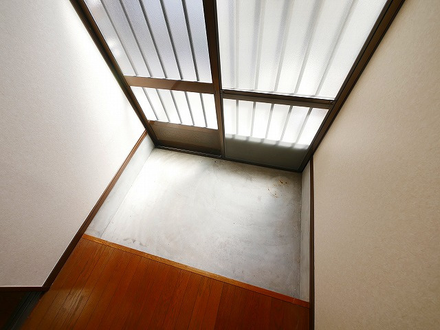 山岡貸家の玄関