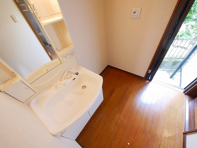 山岡貸家の洗面所