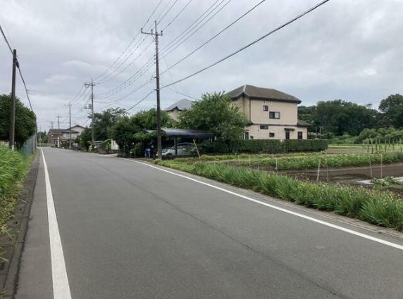 【土地】坂戸市塚越建築条件無し売地の前面道路含む現地写真|前面道路は7ｍと広々♪