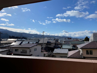 【展望】 | ノヴェルコート小荷駄の杜エクレシア | バルコ二ーからは南の方角の山形市を見渡せますね。