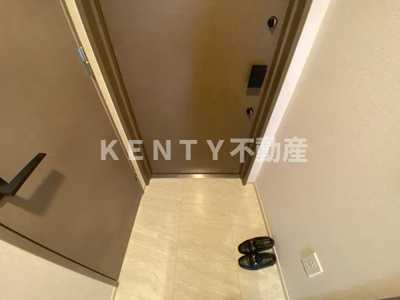 【玄関】 | Ｊ．ＧＲＡＮ　Ｃｏｕｒｔ　品川西大井ＷＥＳＴ | 収納もある玄関です