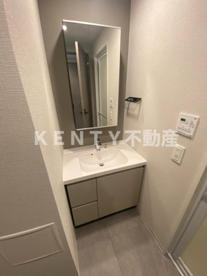 【洗面所】 | Ｊ．ＧＲＡＮ　Ｃｏｕｒｔ　品川西大井ＷＥＳＴ | 脱衣スペースもあります