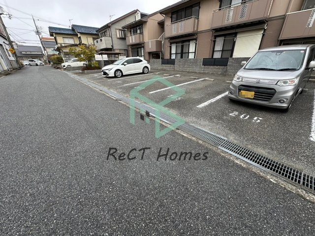 姫路市飾磨区中野田２丁目のハイツの駐車場