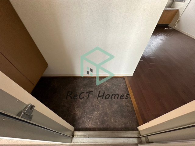 姫路市飾磨区中野田２丁目のハイツの玄関