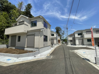 【前面道路含む現地写真】 | 前面道路（Ｄ号棟～A号棟）